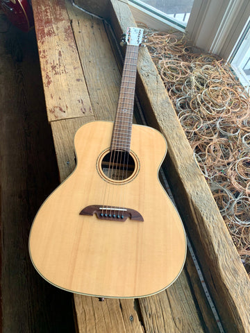 Alvarez AF70e OM Artist