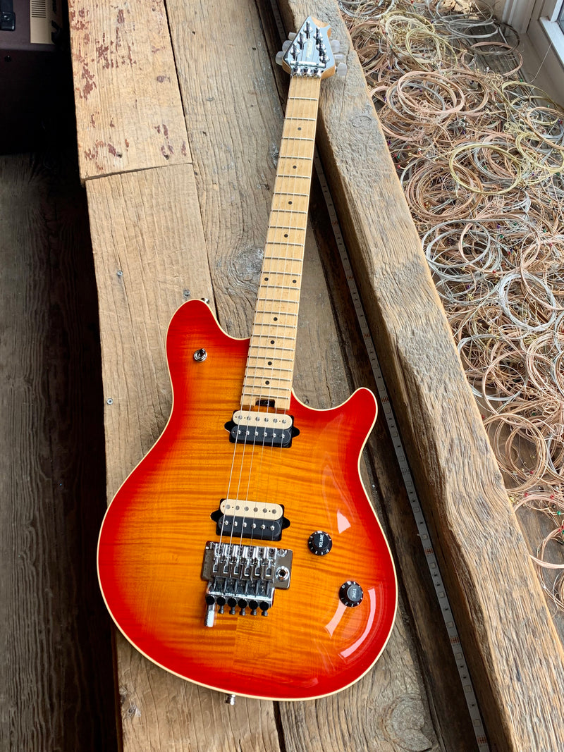 Peavey evh wolfgang cherry sunburst